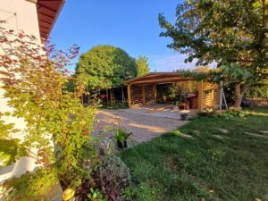 Balatoni szálláshely kertje Balatongyörökön