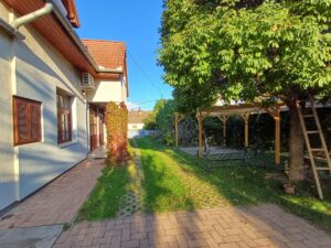 Az Inda és Babér balatongyöröki vendégház udvara